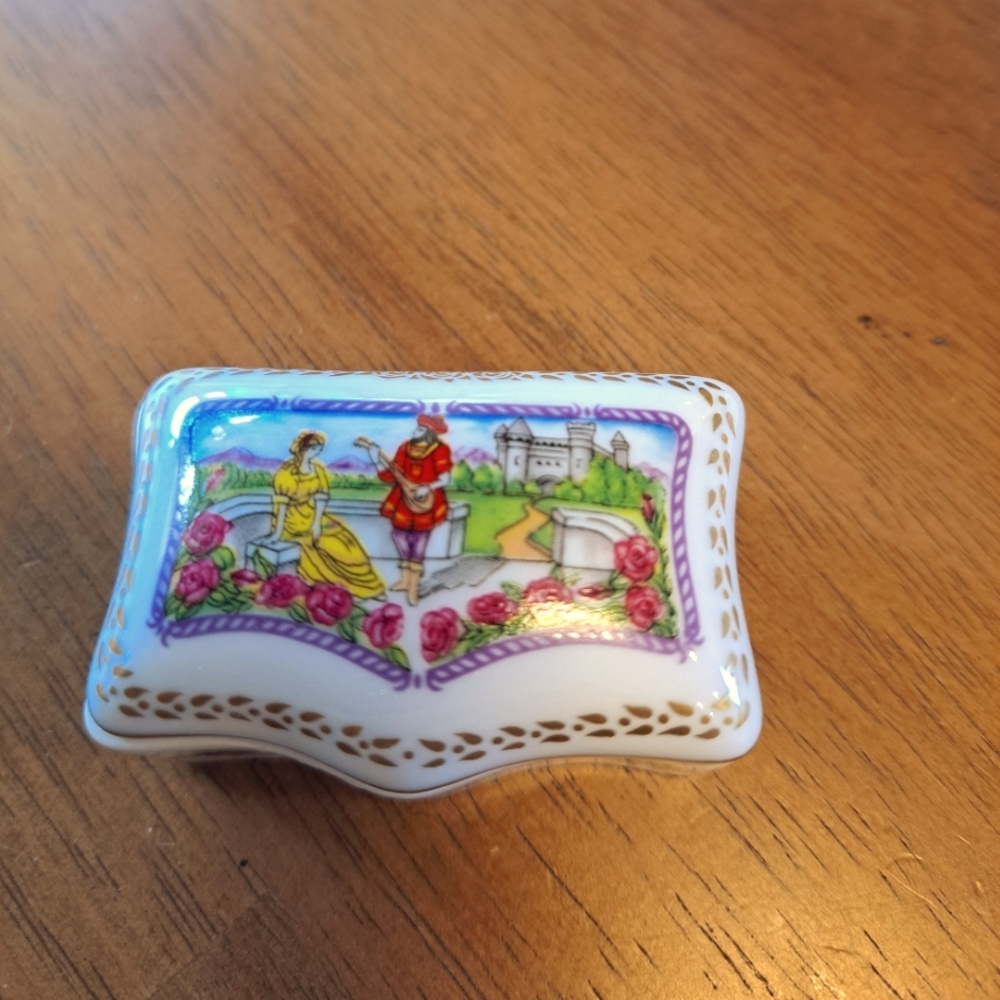 Vtg Cadeaux D'amour (Gifts of Love) Fine Porcelain Limoges Trinket Box
